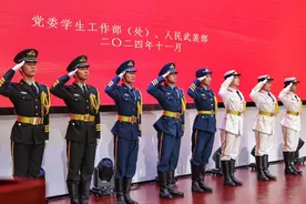 退役大学生士兵讲述自己从军经历，鼓励学弟学妹报名参军图片