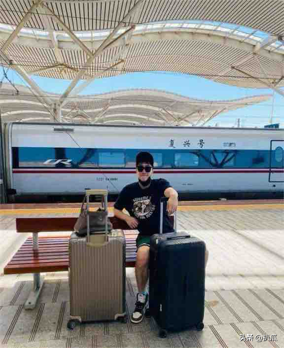 42岁刘翔近况曝光，长期在国外旅游，靠终身合同吸金，远离喷子！