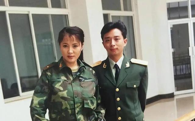 19岁嫁给富豪，20岁离婚携子净身出户，单亲40年如今儿子为她争光