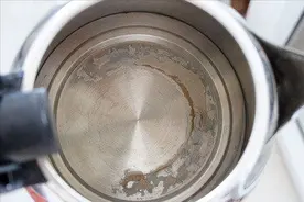 水壶里面有水垢，长期烧水喝会得肾结石？医生教你该如何健康喝水图片