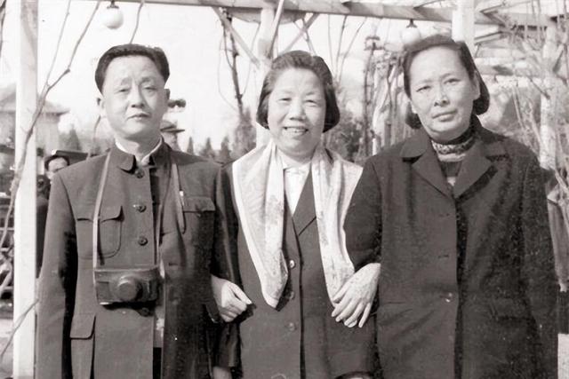 开国大典，她扶毛主席登天安门功成身退，周总理叫住：你站我身边