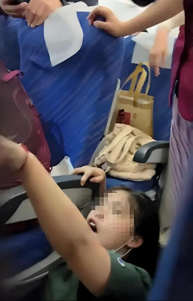 他还是个孩子啊！ 南航飞机上四个大人打一个姑娘，全网都炸锅了！