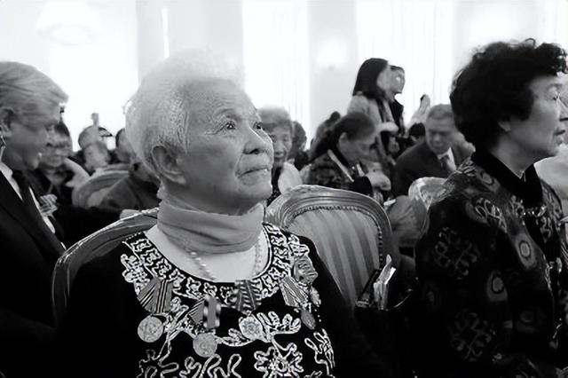 她是副总理之女，联系父亲生前好友却遭嫌弃，苦笑：他们都讨厌我