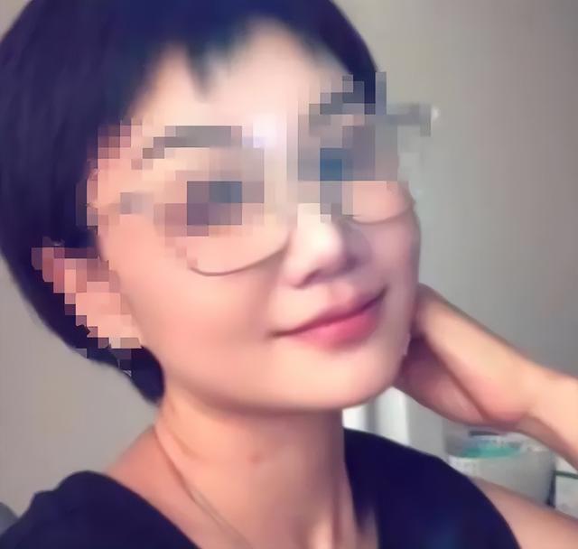 41岁老板西藏自驾游去世，错过两次求生机会，妻子因笑容惹争议