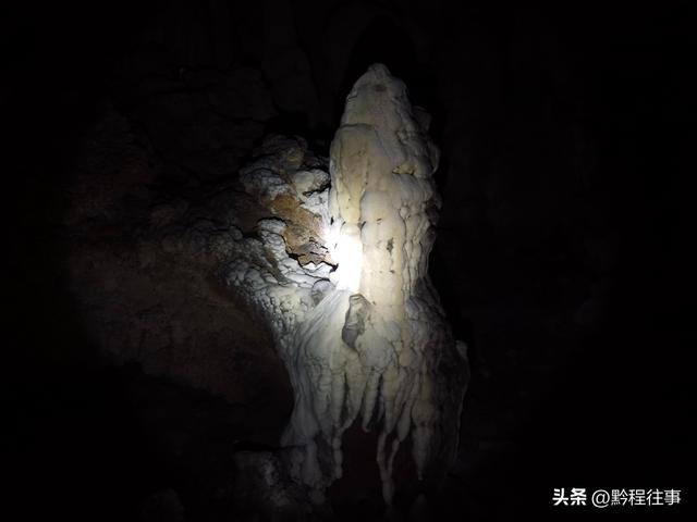 探险贵州深山原始溶洞，遇见一个躲匪洞、一座红军坟