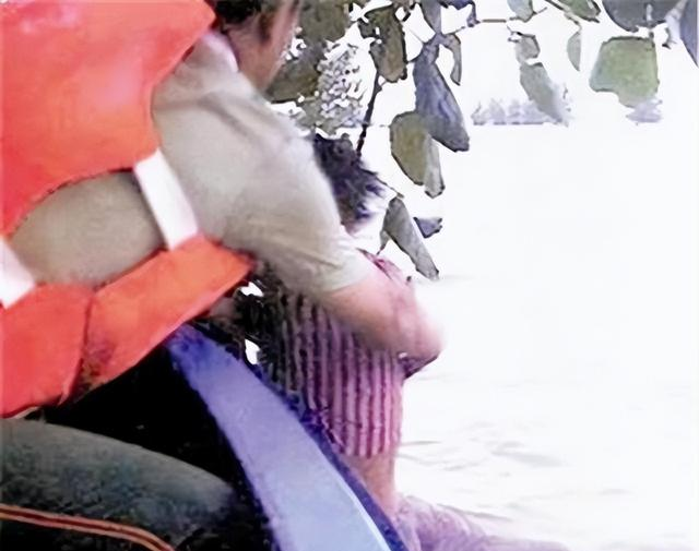 98年特大洪水	，那个紧抱大树9小时的7岁女孩，如今已经当官了