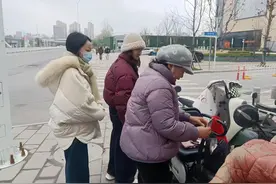 武汉市江岸区丹水池街执法队员三小时等候，市民“救命包”完璧归赵图片