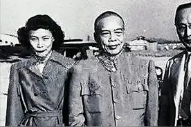 丈夫将一纸休书扔在妻子脸上，滚，四年了一直都没下蛋图片