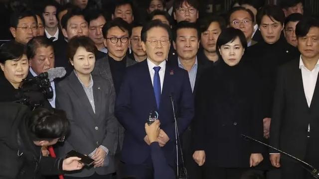 美韩15%关税协议落槌，特朗普突然改口：中国“不再难对付”！