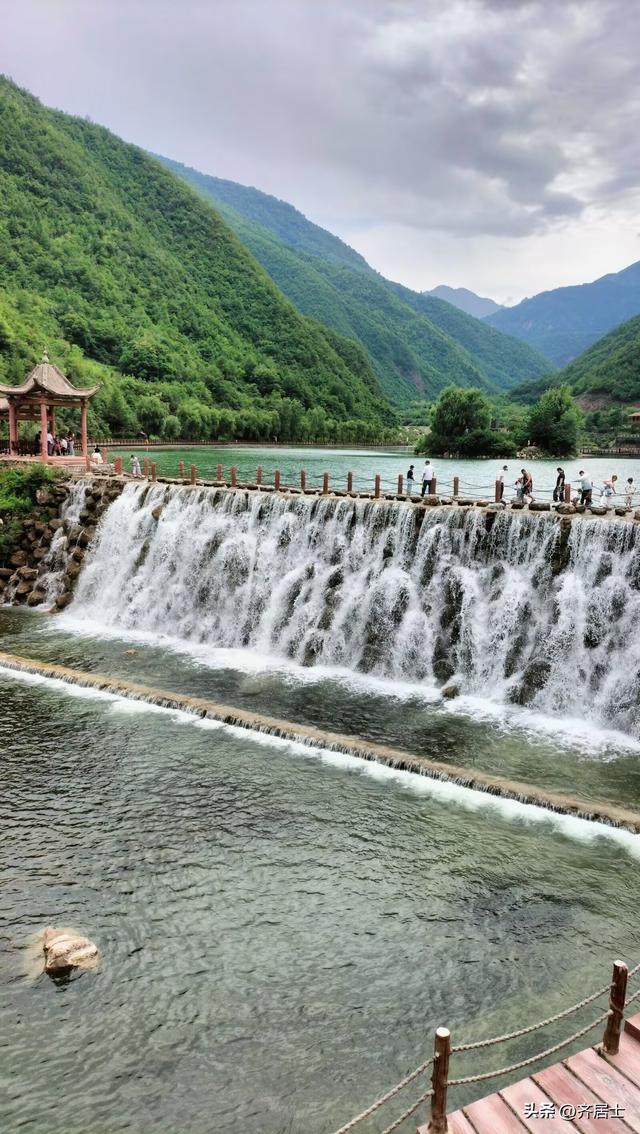 游览西北“小九寨”官鹅沟