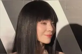 54岁雪姨王琳性感现身上海时装周，网友吐槽像山寨版的范冰冰图片