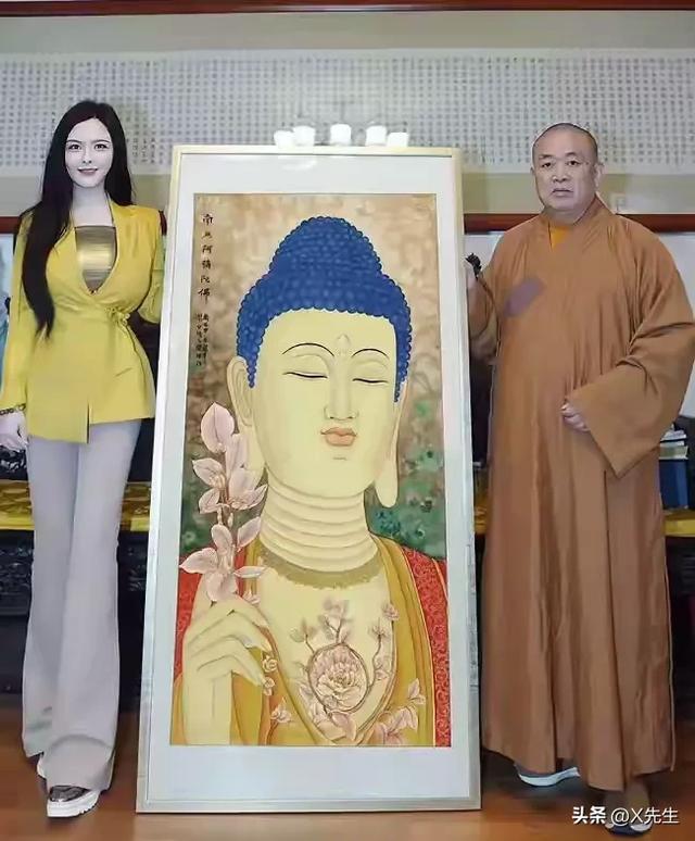 释永信与95后美女合影，对方长得漂亮，身材火辣，大长腿抢镜