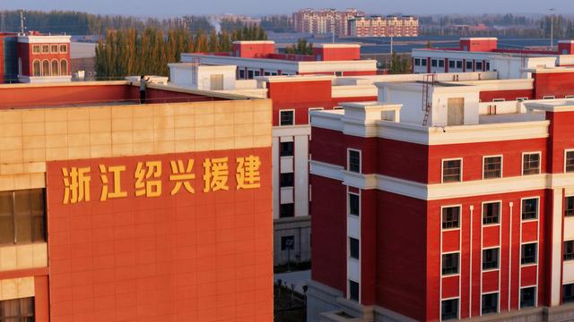 多年来，一批又一批绍兴人前赴后继，走进了这座大漠小城……