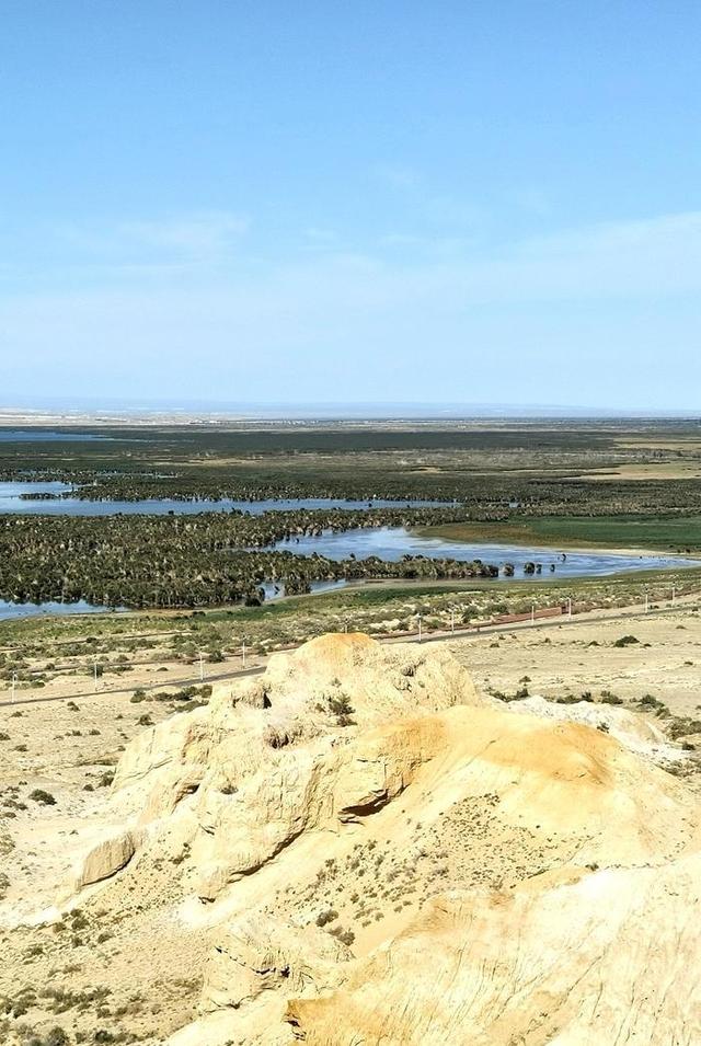 游新疆乌伦古湖海上魔鬼城