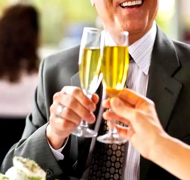 2003年，湖南小伙爱上二婚，还大他24岁的大妈，恋爱21年如今咋样