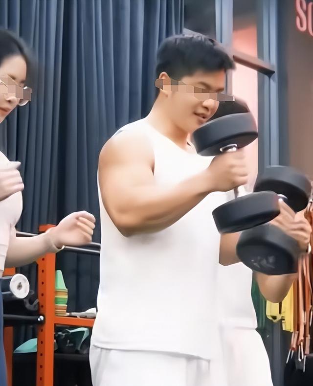 举报妻子出轨教练后续！正脸曝光，抓奸场面炸裂，更多偷情照流出