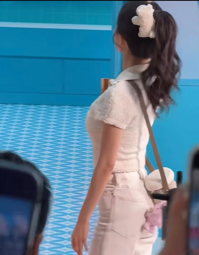 杨幂紧身牛仔裤+紧身上衣，蜂腰翘臀，谁懂大幂幂身材的救赎感啊