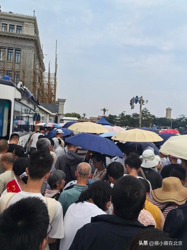 7月23日上午，北京毛主席纪念堂外发生的真实排队画面，都看看吧