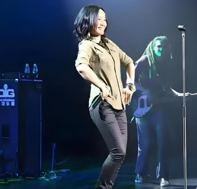 连上5次春晚，却和恩师同居怀孕被骗流产，如今56岁的她依然单身