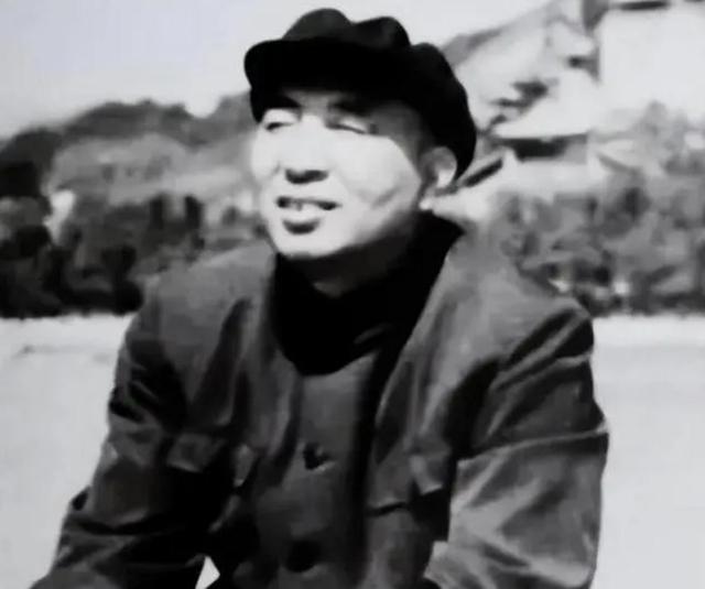 他是中组部原部长，女儿嫁给胡主席的儿子，侄儿担任过武警副司令