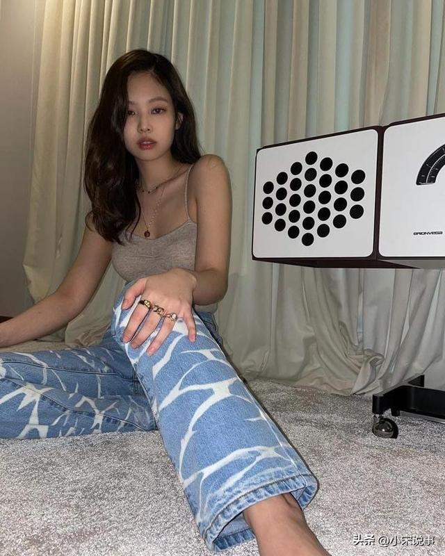 韩国女星大胆穿搭冲上热搜，裤子竟然这样穿，网友：教坏青少年