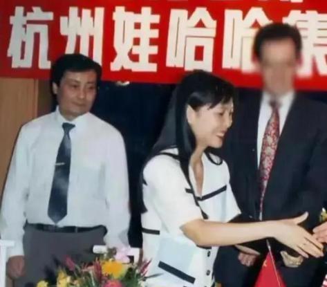 宗庆后杜建英香港旧照曝光，妩媚眼神早已暗示，宗馥莉13岁已懂事