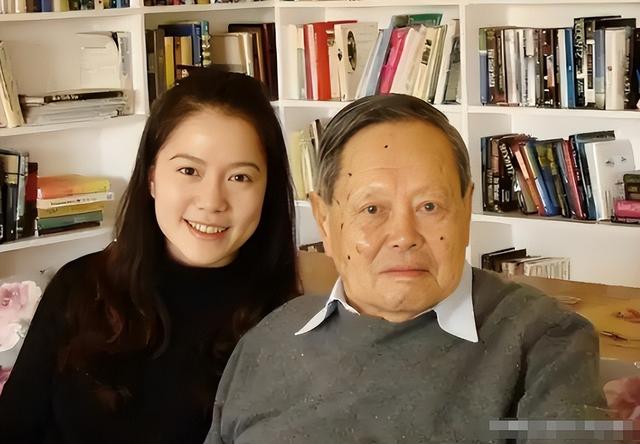 杨振宁去世才2天，令人恶心的一幕出现了，杨振宁助理曾辟谣