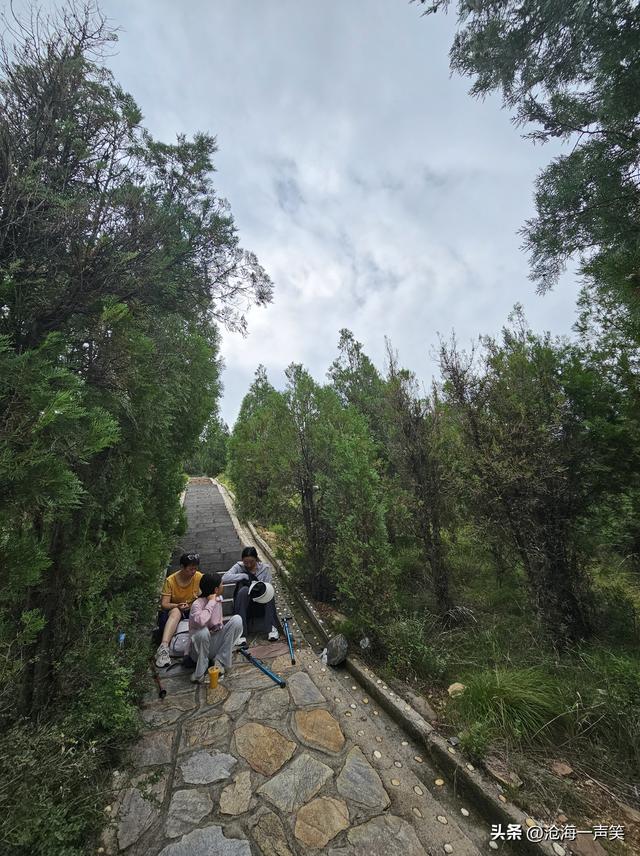 山里有什么，有高山起伏，有连绵大山，有绿树成荫，有台阶连绵