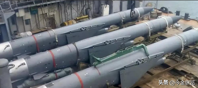 日本准航母吓破胆掉头！辽宁舰发威，055大驱“贴身”紧盯美航母