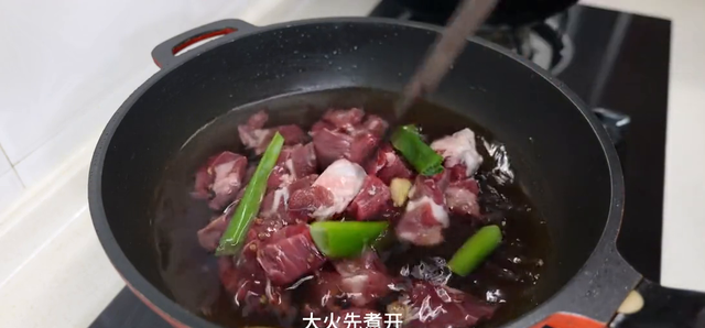 炖羊肉切记不要放一堆调料，牢记这一招，羊肉鲜嫩入味不膻...