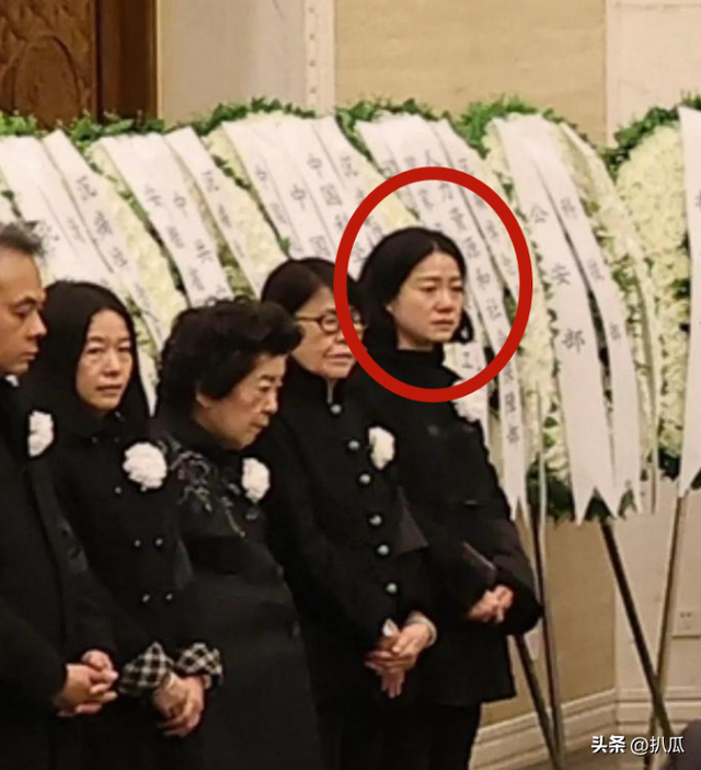 杨振宁葬礼刚结束，恶心的一幕就出现了！遗体盖国旗都被人质疑