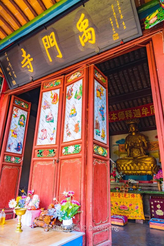 红河弥勒有个绝美瀑布营地，水流很壮观，旁边就是寺庙