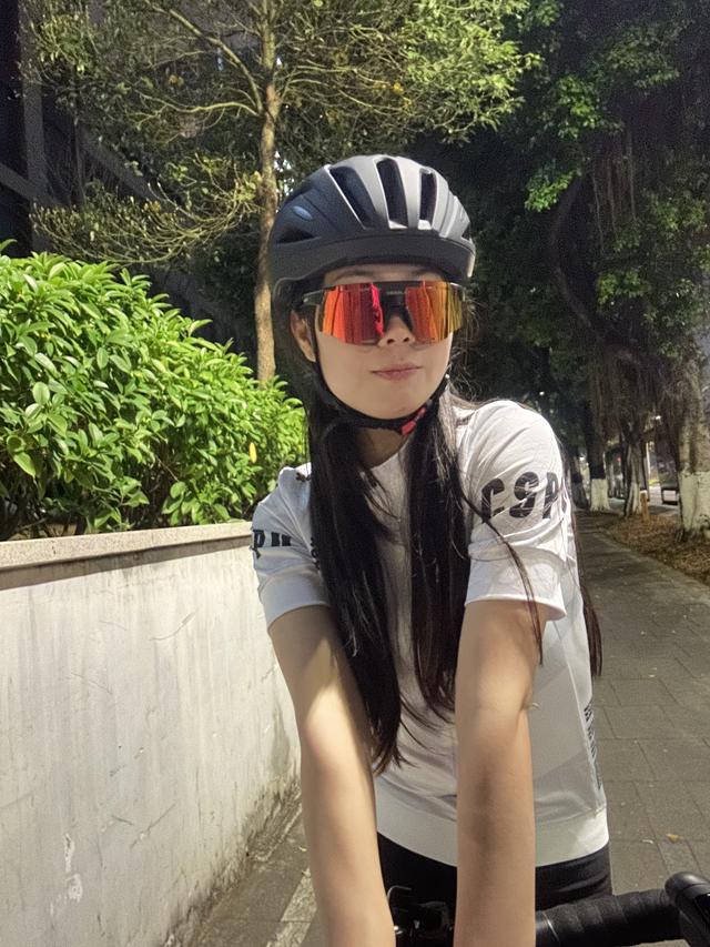 我就一3000块的车，啥装备没有，出去骑车应该没人笑吧！