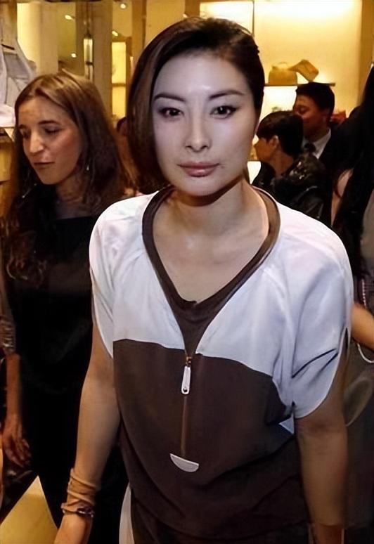 霍启刚高调官宣喜讯仨月，郭晶晶再破天花板，让整个贵妇圈沉默了