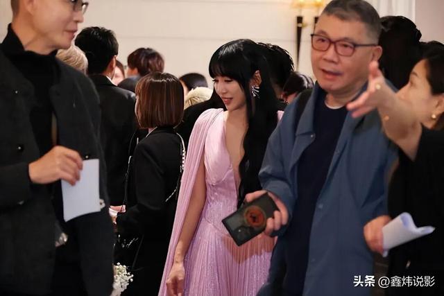 438人见证的梦幻婚礼	，3万白玫瑰不敌李靓蕾深V战袍