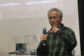 听作曲家金复载在六一为孩子们讲述电影音乐的“时代旋律”图片