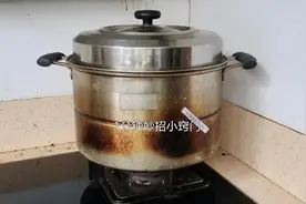不锈钢锅发黄发黑，教你一招，只需抹一抹，立马洁净如新闪闪发亮图片