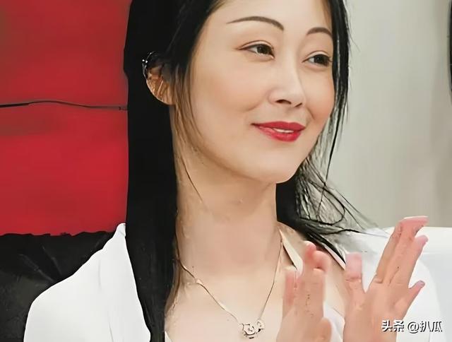 被丈夫出轨8次，被闺蜜无情背叛，43岁抑郁后在家中烧炭自尽