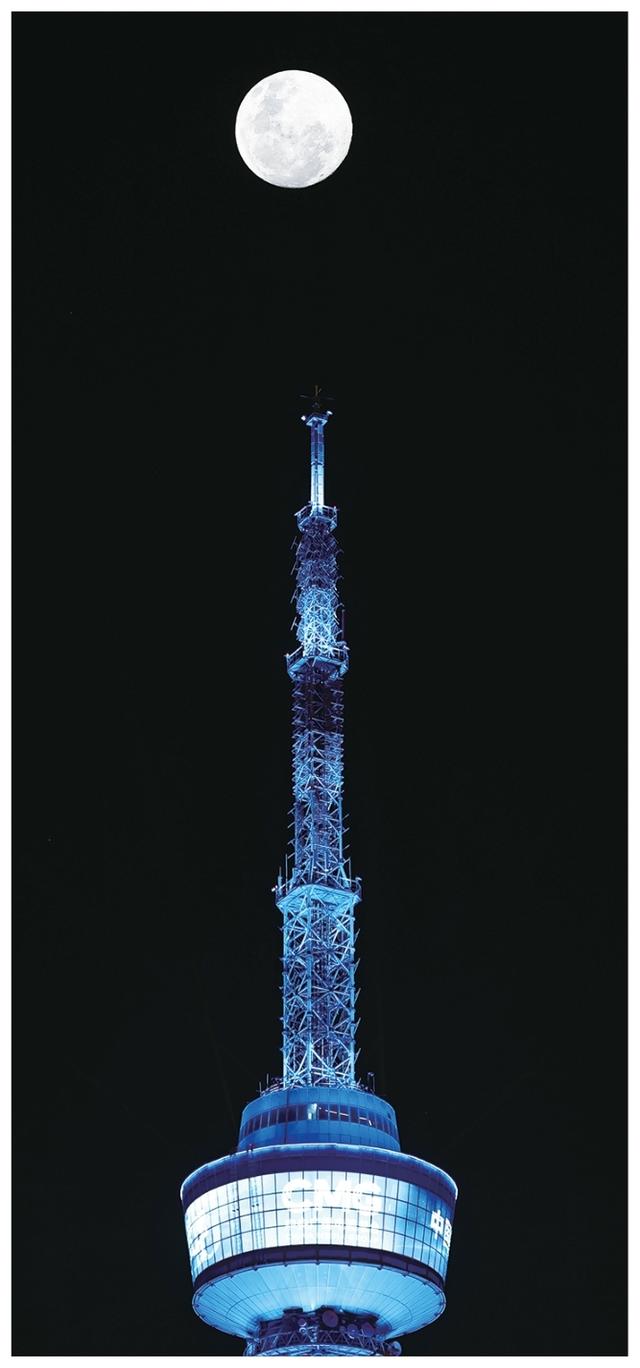 月光与老街的私语