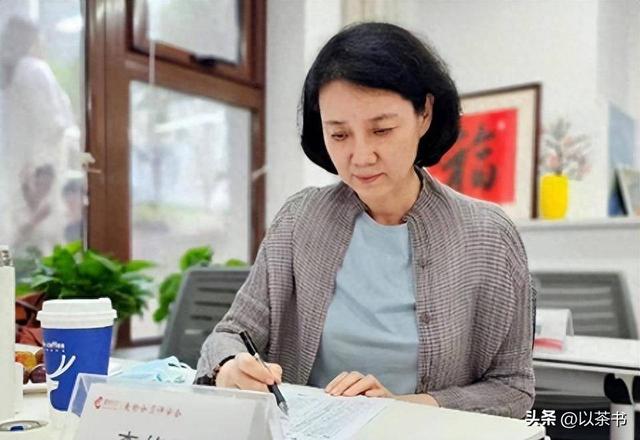 李修平近况：身材高挑资深美，结婚20年无儿女，专注事业不内耗