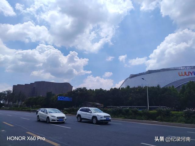 信华建国酒店和新城吾悦广场，如同商丘市中心城区的两颗璀璨明星