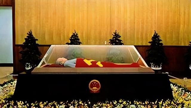 毛主席遗体防腐每年花费引质疑，徐静坦言：天价护理费说法是误解