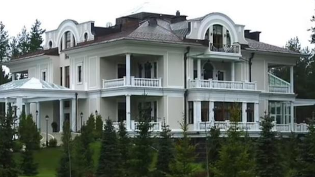 普京官邸凌晨突遭围攻，安然无恙的普京，给全世界演了出苦肉计？