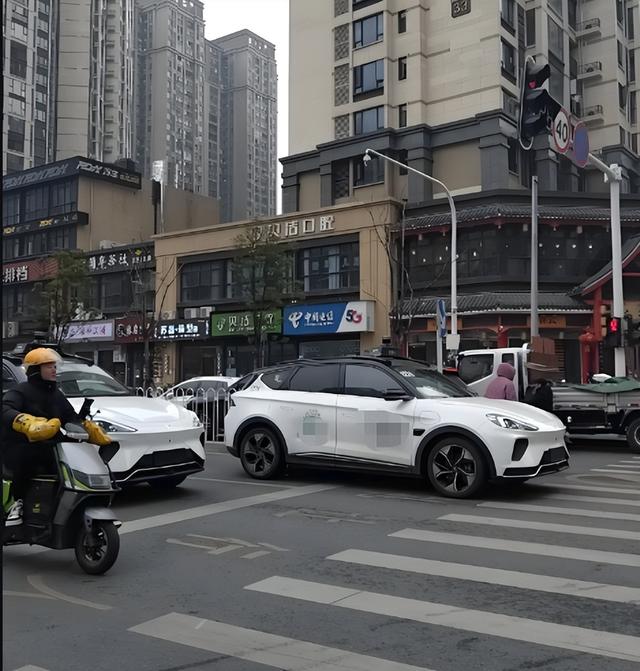 特斯拉硬刚谷歌智能！自动驾驶四大流派对决，未来方向藏关键分歧