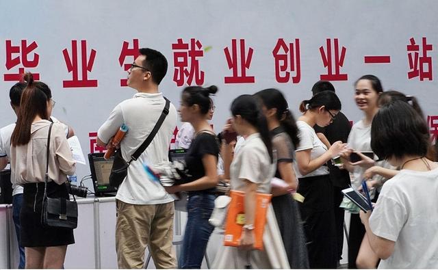大学生就业真的难吗？人民日报曾怒批大学生：你不失业，天理难容