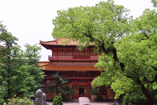 浙江绍兴曹娥江畔的古寺，黄墙黄瓦掩映在青山之间，幽静而美丽