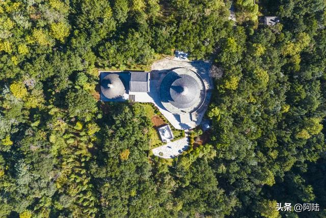 在鸡足山拍到一处神秘建筑,问路边摆摊大姐,听闻答案后大吃一惊