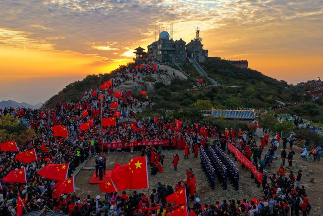 岱顶红旗映朝阳 万名游客共此时