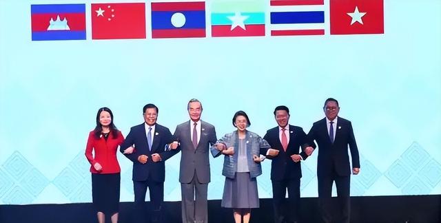 4比2，泰国最新民调出炉，佩通坦想官复原职，中方说了句公道话