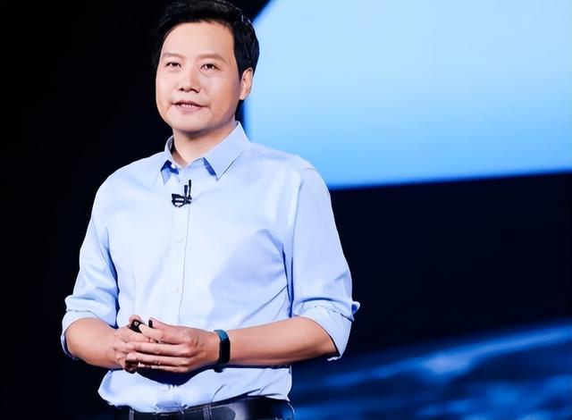 50岁正是闯的年纪！受邀观礼阅兵半月后，董明珠还敢约赌雷军吗？